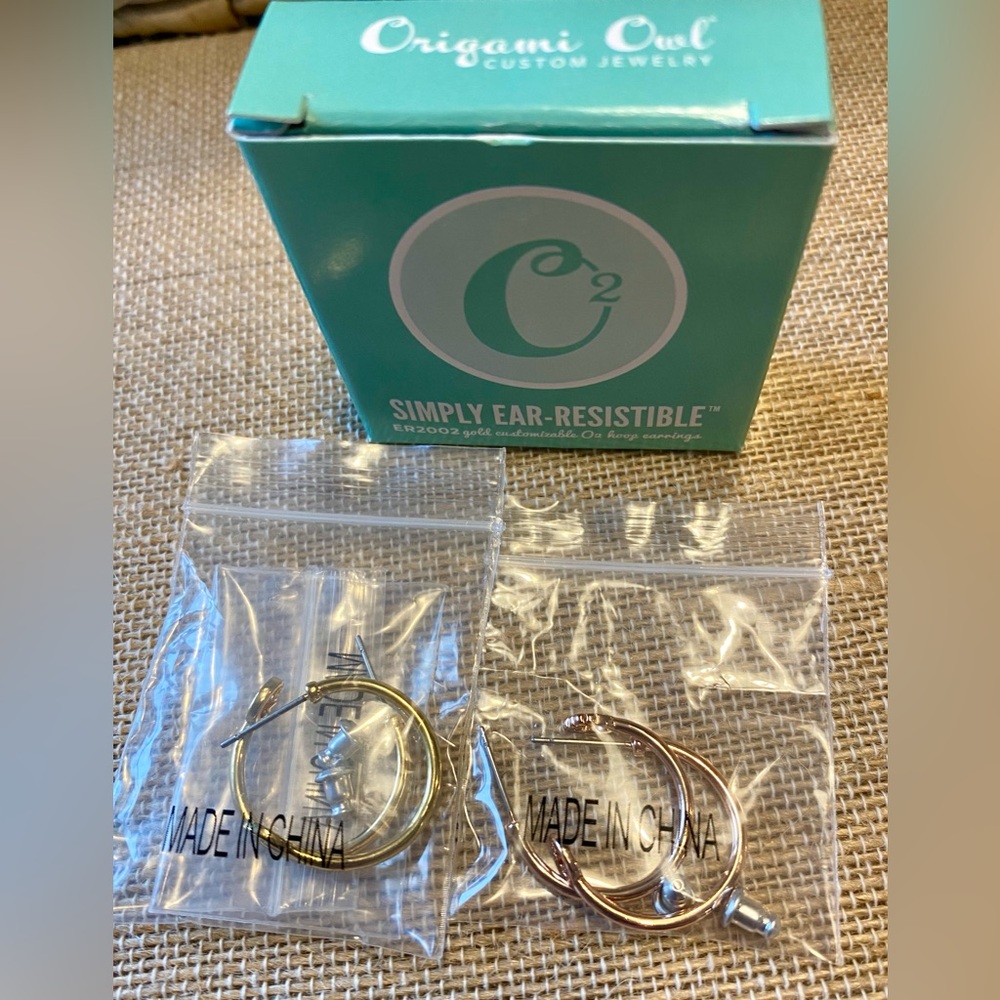NIB Origami Owl 2 Pair customizable hoop earrings in gold & rose gold (retired)